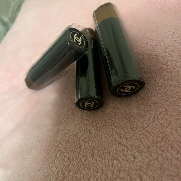 CHANEL Black Makeup Brushes with Brown Bristles - Picture 2 of 6
